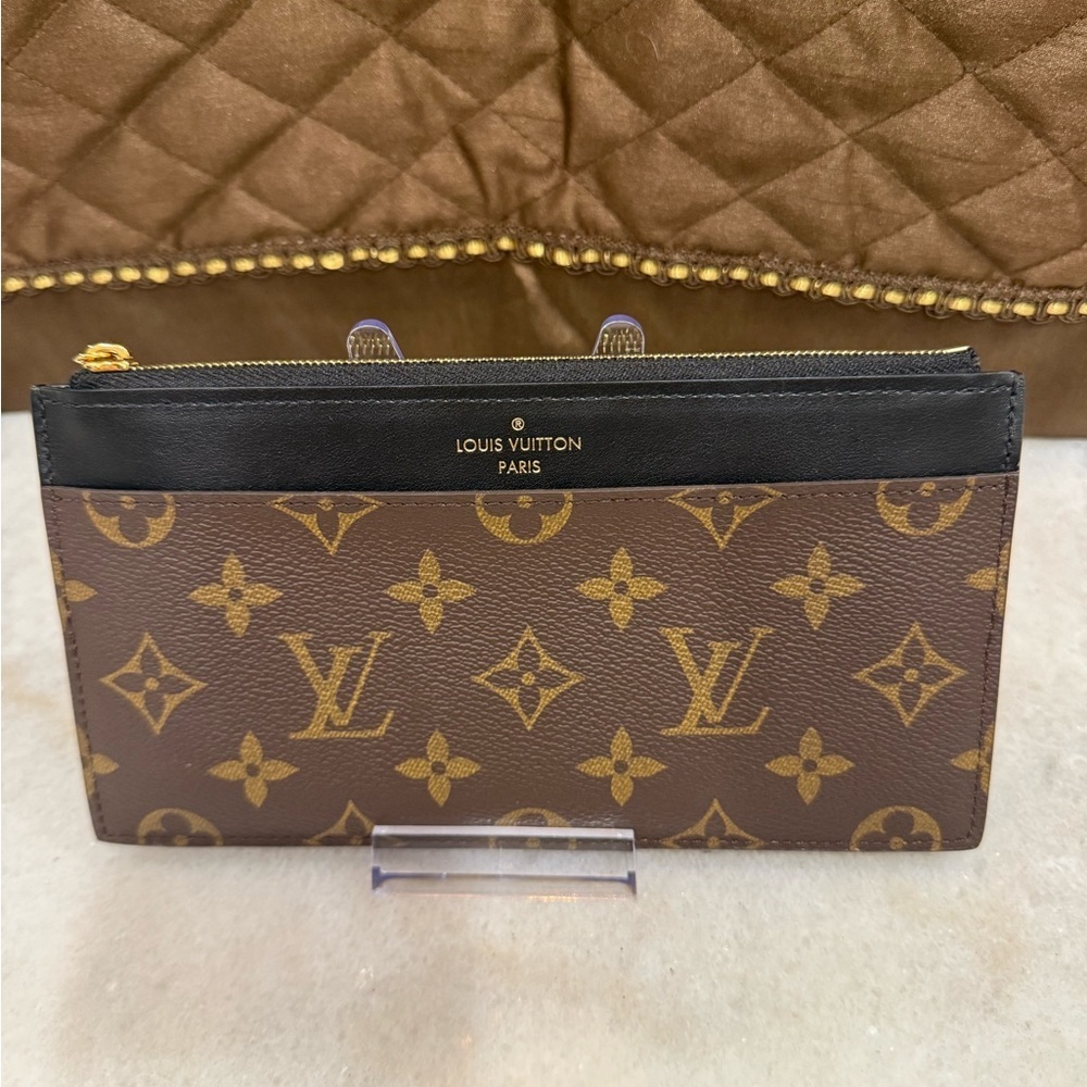 LOUIS VUITTON
Monogram Slim Purse Unisex New - Picture 3 of 5